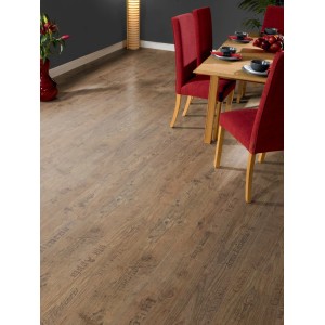 Kaindl Comfort 7mm Toscana Flair laminált padló nappaliban étkezőasztallal és székekkel.