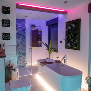 Modern fürdőszoba Brilo 10m RGB LED szalaggal a hangulatos világításhoz.