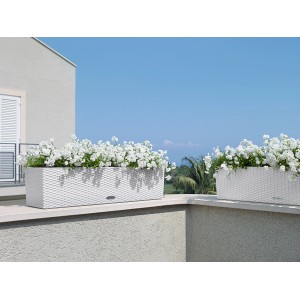 Fehér Lechuza Balconera Cottage 80 virágláda öntözőrendszerrel és fehér virágokkal.