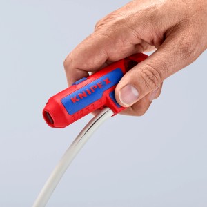 Knipex ErgoStrip kábelcsupaszító használat közben: Piros eszköz kék logóval, kábelt vág.