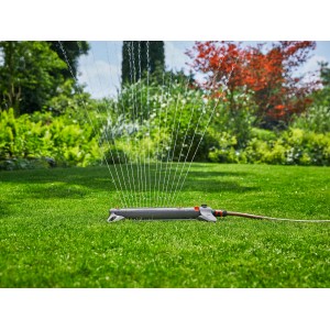 Gardena Aqua Zoom M gyepszóró működés közben, gyepet öntöz. Négyszögletes esőztető 250 m²-ig.
