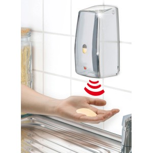 Wenko Senso-Matic króm infravörös szappanadagoló működés közben: kéz az adagoló alatt, szappan adagolása.