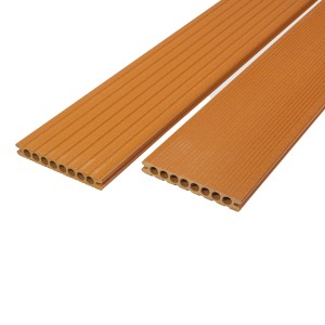 Rettenmeier WPC teraszburkoló lapok Bangkirai Beige színben, barázdált és bordázott, tartós teraszokhoz.