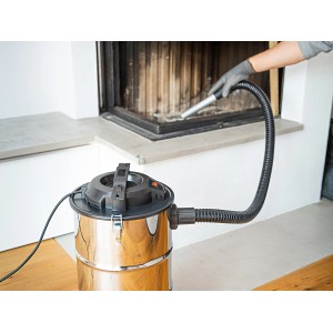 Rozsdamentes acél hamuporszívó AS-20/1200 A használat közben kandalló tisztításához.