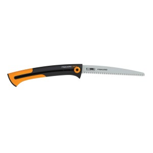 Fiskars Xtract SW75 kézi fűrész durva fogazással kertészkedéshez és fa metszéshez.