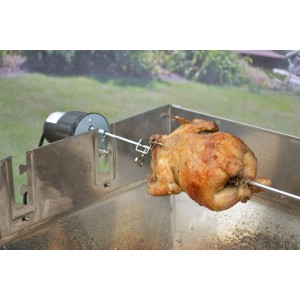 Elektromos grillmotor csirkével a nyárson az egyenletes grillezéshez.