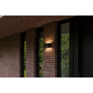 Modern, fekete LED kültéri fali lámpa. Négyszögletes design, meleg fehér fény homlokzathoz és bejárati területhez.