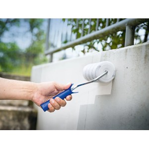 Kéz falat fest LUX-TOOLS PRO festőhengerrel (18 cm). Festőhenger lakkokhoz.