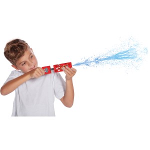 Gyerek egy piros Paw Patrol habszivacs vízipisztollyal, ami vizet spriccel.