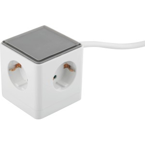 Fehér 6 az 1-ben dugaszoló kocka USB-C és USB-A portokkal.