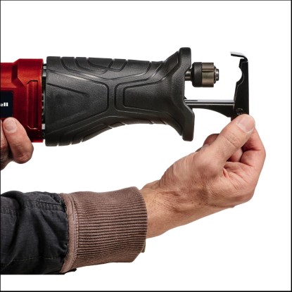 Einhell TC-AP 690 E univerzális fűrész használat közben, orrfűrész puha markolattal és állítható talppal.