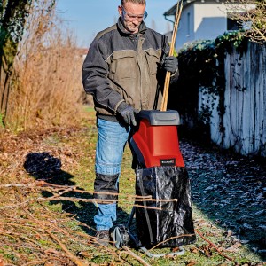 Einhell GC-KS 2540 elektromos aprító gallyakat aprít a kertben.