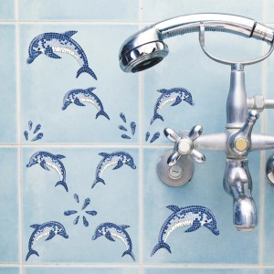 Kék csempék delfin mintával és csaptelep a fürdőszobában. Öntapadós fólia.