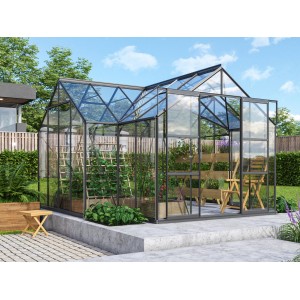 Fekete Vitavia Sirius 13 m² üvegház alappal és növényekkel a kertben.