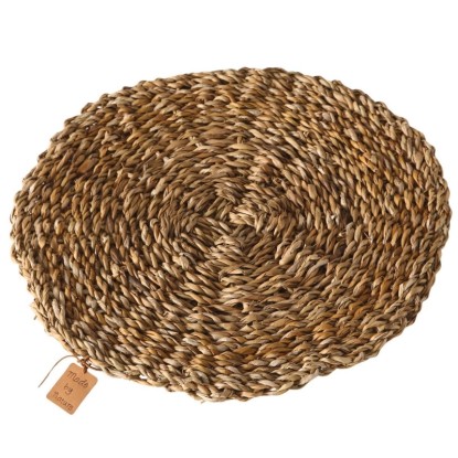 Kerek Boltze Sophy tányéralátét tengerifűből, természetes színű, 40 cm átmérőjű.