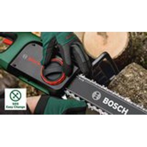Bosch UniversalChain 35 elektromos láncfűrész fa vágás közben. Zöld láncfűrész kesztyűvel.