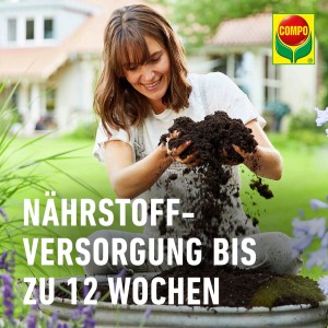 Nő tartja a kezében a Compo Sana virágföldet zöld növényekhez és pálmákhoz. Speciális föld zöld növényekhez.