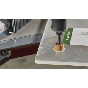 Dremel 408DM MAX csiszolószalag/lyukfűrész használat közben, lyukat fúr egy akrillemezbe.