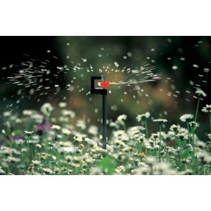 Gardena 360 fokos rotoros szórófej működés közben, a Micro-Drip-System része az öntözéshez.