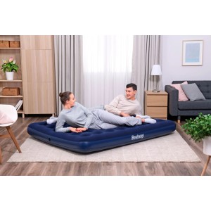 Bestway Queen Size légmatrac, sötétkék, két emberrel a nappaliban.