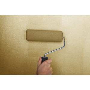 Rust-Oleum csillámfesték Medium Shimmer Gold felvitele falra festőhengerrel.