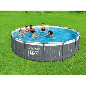 Bestway Steel Pro MAX acélvázas medence szett Ø 457 cm fürdőzőkkel a kertben.