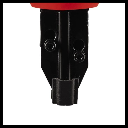 Közelkép az Einhell Power X-Change TE-CN 18 Li Solo akkus szögbelövő/tűzőgép tűzőfejéről.