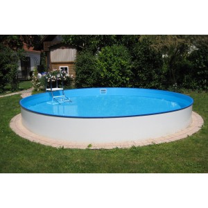 Kerek Summer Fun BOLOGNA acélfalú medence szett, Ø 200x120 cm, létrával és kék vízzel a kertben.