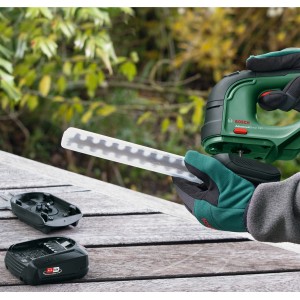 Bosch AdvancedShear 18V-10 akkus fű- és cserjévágó akkumulátorral és töltővel.