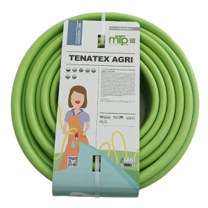 Zöld t.b.t. kerti tömlő, feltekercselve.