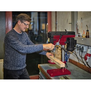 Einhell TC-BD 500 oszlopos fúrógép fát fúr. Asztali fúrógép mélységütközővel.