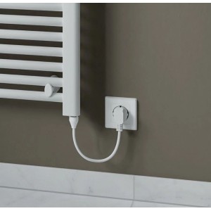 Fehér Ximax Omega törölközőszárító radiátor (600 W) fűtőbetéttel és Schuko dugóval a falon.