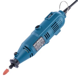 Kék mini csiszoló tartozékkal. Sokoldalú elektromos szerszám.