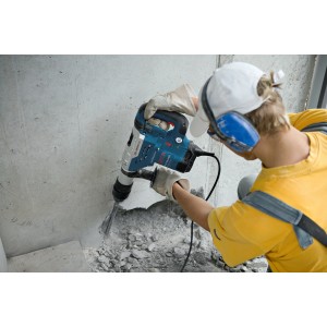 Bosch Professional GBH 5-40 DCE SDS-Max fúrókalapács használat közben betonfal fúrásához.