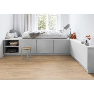Világos szoba Kaindl Masterfloor Aqualine XPT Eiche Cremona Torro laminált padlóval.