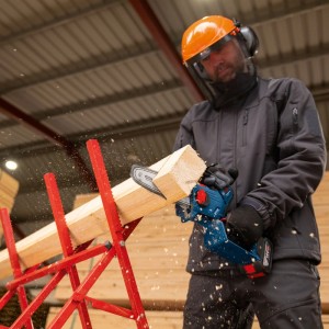 Bosch Professional GKE 18V-20 akkus ágfűrész használat közben fa vágásához.
