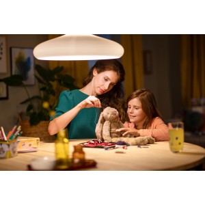 Jelenet Philips E14 LED reflektorlámpával, amely meleg fényt biztosít, miközben anya és lánya egy plüssállatot javít.