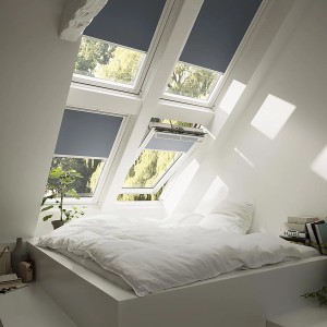 Velux DKL MK06 sötétkék sötétítő roló egy hálószoba tetőtéri ablakaiban.