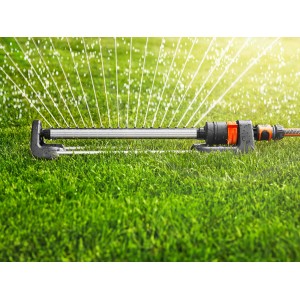 Gardena Aqua L négyszögletes esőztető gyep öntözése közben.