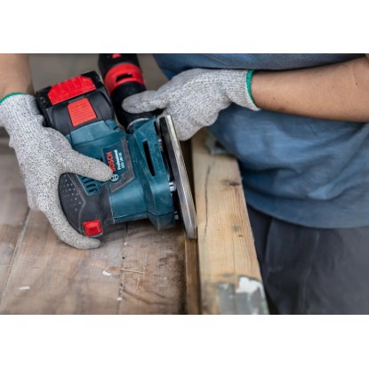 Bosch excentercsiszoló használat közben C470 csiszolólappal fát csiszol.