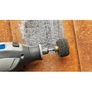 Dremel SC511DM finomcsiszoló korong készlet miniatűr szerszámmal fém használat közben.