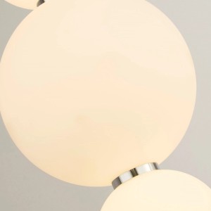 Modern LED állólámpa kerek, fehér üveg lámpabúrákkal és króm részletekkel.