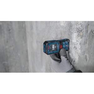 Bosch Professional GLM 40-31 lézeres távolságmérő használat közben egy betonfalon.