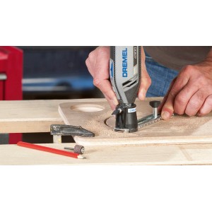 Dremel kör- és párhuzamos vágó 678 használat közben kör vágásához fában.
