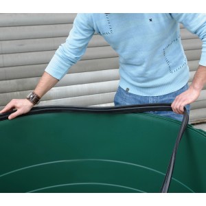 Garantia Top-Tank 1300 l zöld ciszterna a tömítés behelyezése közben.