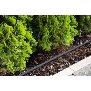 Gardena 15m-es gyöngyöző öntözőtömlő növények öntözéséhez a kertben.