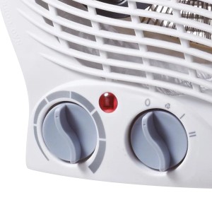 Közelkép: Fehér 2000 W-os ventilátoros fűtőtest hőmérséklet- és fűtésbeállításokhoz való tárcsákkal.