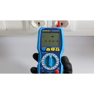Pancontrol PAN Minimeter digitális multiméter feszültséget mér a konnektorban.