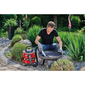 Einhell TC-AV 2032 DW hamuporszívó használat közben, tűzrakóhely tisztításához.
