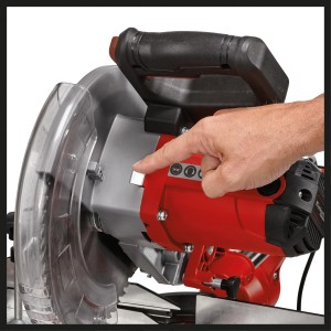 Einhell TC-SM 2531/2 U gérvágó piros/ezüst színben, kézzel a kapcsolón.
